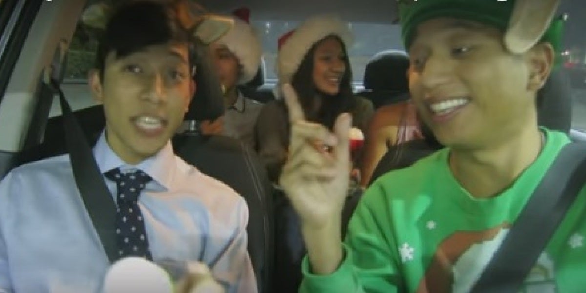 Un conductor de Uber contagiando su espíritu navideño