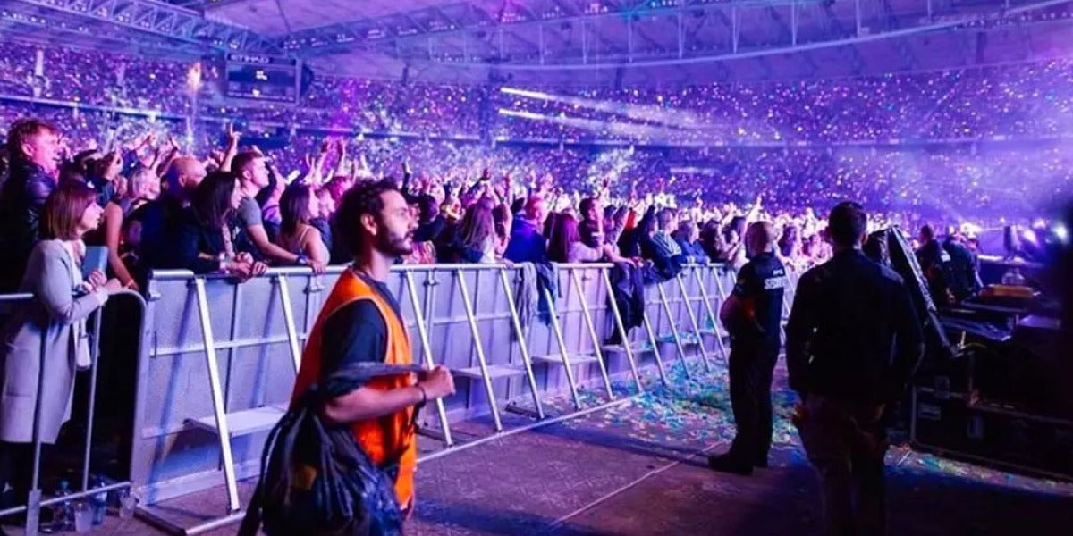 Dave Allegretti en un concierto de Coldplay