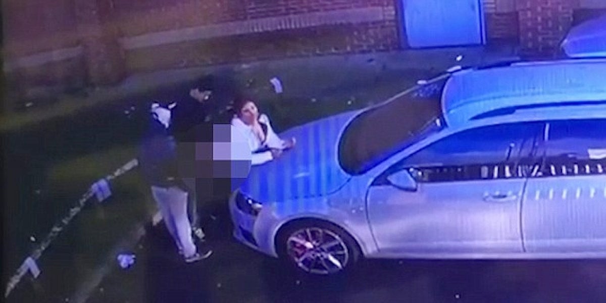 Descubre un trío sobre su coche en plena luz del día