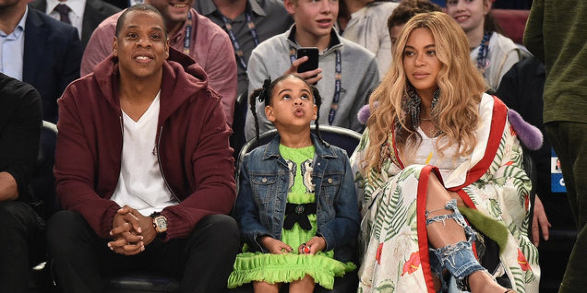 Beyoncé, Blue Ivy y Jay Z disfrutan de un partido de la NBA