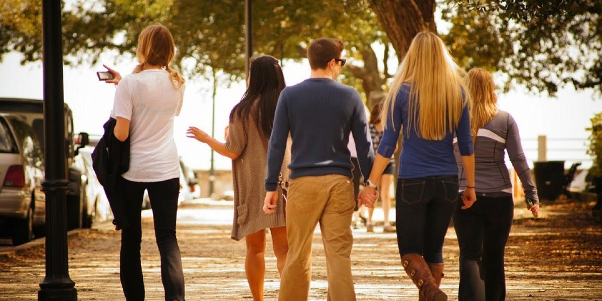 Pasear en grupo puede ser muy positivo