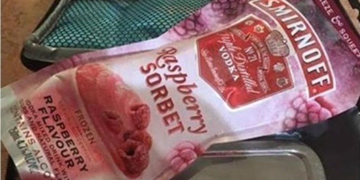 Una madre se confunde y pone un envase de vodka en el almuerzo de su hija