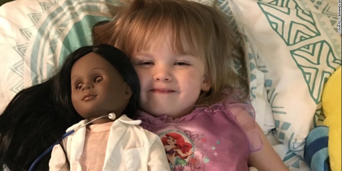 Sophia junto a su muñeca