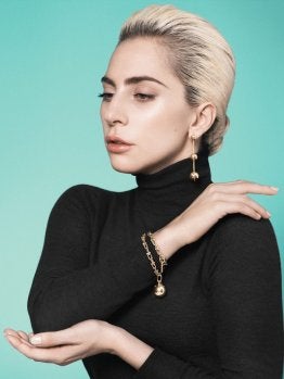 Lady Gaga posa con joyas de Tiffany & Co.