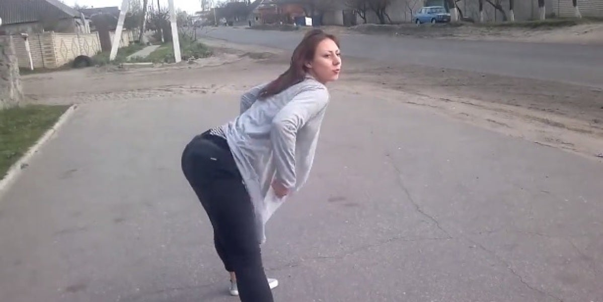 Una chica hace twerking y provoca un accidente de tráfico