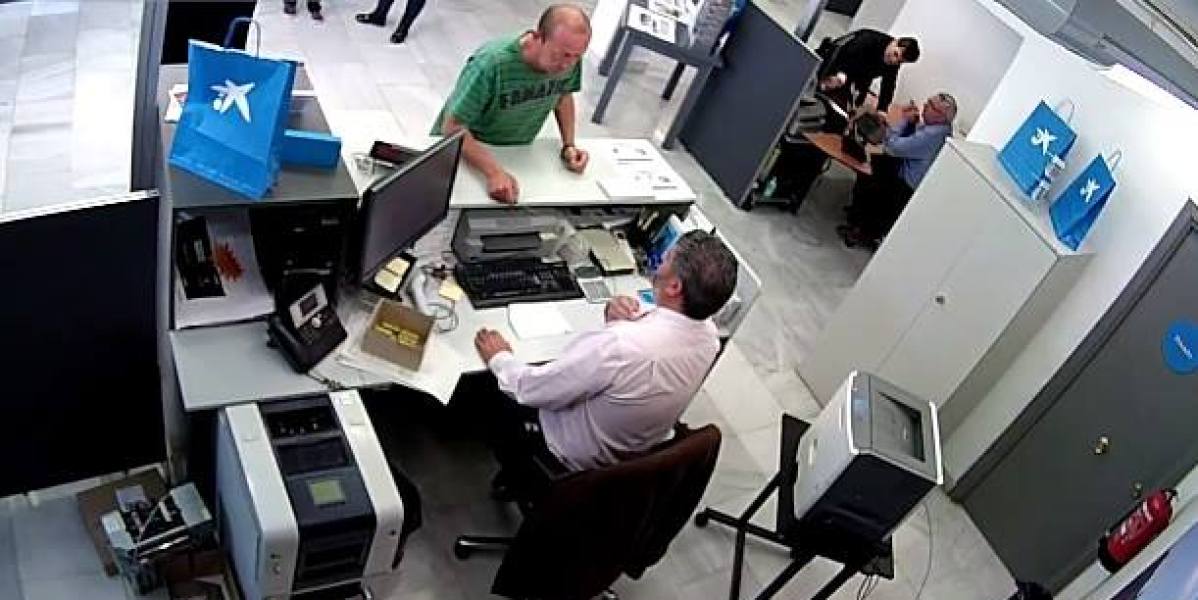 Un hombre atraca un banco y se lleva 500 euros al contado