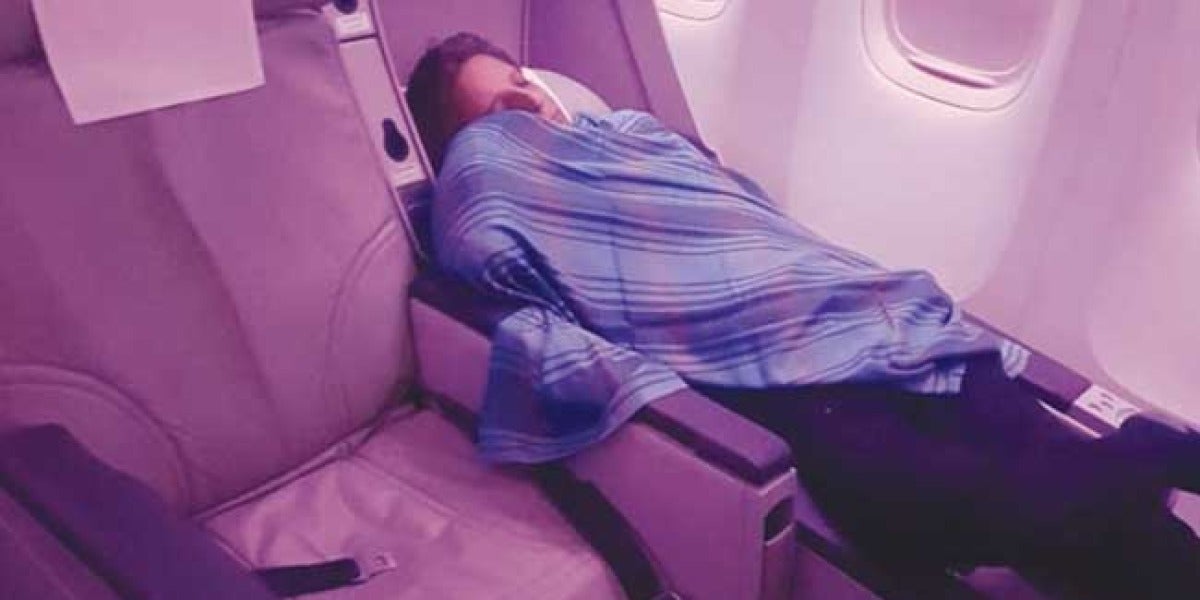 El capitán Amir Akhtar Hashmise durmiendo durante el vuelo