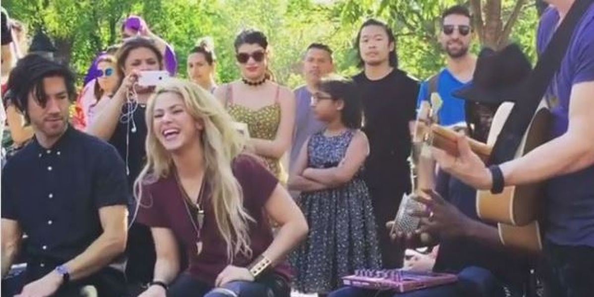 Shakira regala un concierto sorpresa en Nueva York
