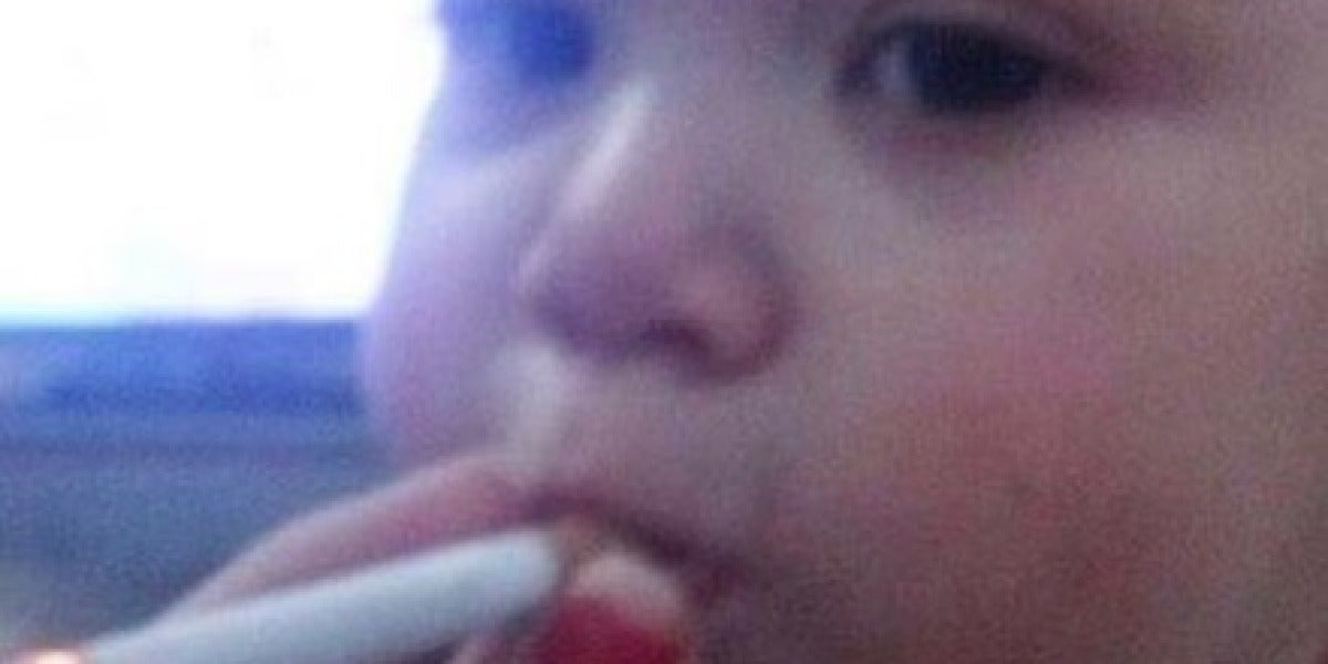Cuelgan una foto en Instagram de un bebé fumando