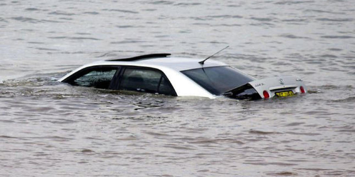 Coche bajo el agua