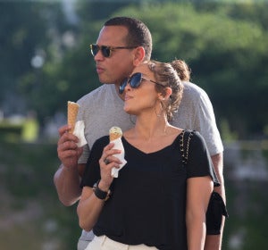 Jennifer López vive su amor con su novio, Alex Rodiguez, en París Jennifer López vive su amor con su novio, Alex Rodiguez, en París