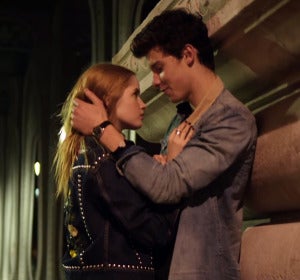 Shawn Mendes y Ellie Bomber en el vídeo de 'There's Nothing Holdin' Me Back' Shawn Mendes y Ellie Bomber en el vídeo de 'There's Nothing Holdin' Me Back'