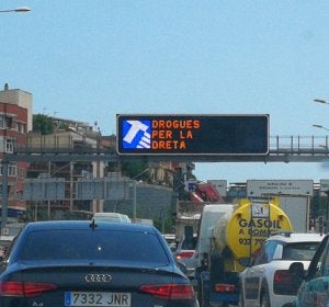 El error en uno de los carteles luminosos de la avenida Meridiana de Barcelona: 'Drogas por la derecha' El error en uno de los carteles luminosos de la avenida Meridiana de Barcelona: 'Drogas por la derecha'