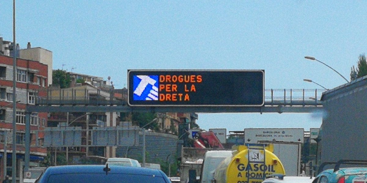 El error en uno de los carteles luminosos de la avenida Meridiana de Barcelona: 'Drogas por la derecha'