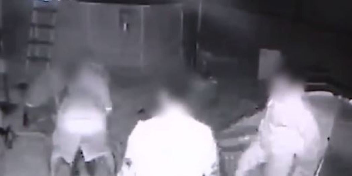 Las imágenes de la cámara de seguridad en la que un padre atrapa a un pederasta