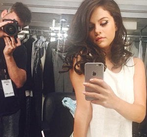 Selena Gomez haciéndose un selfie Selena Gomez haciéndose un selfie