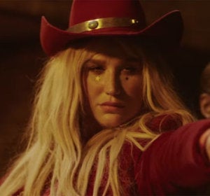 Kesha en el videoclip de 'Woman' Kesha en el videoclip de 'Woman'