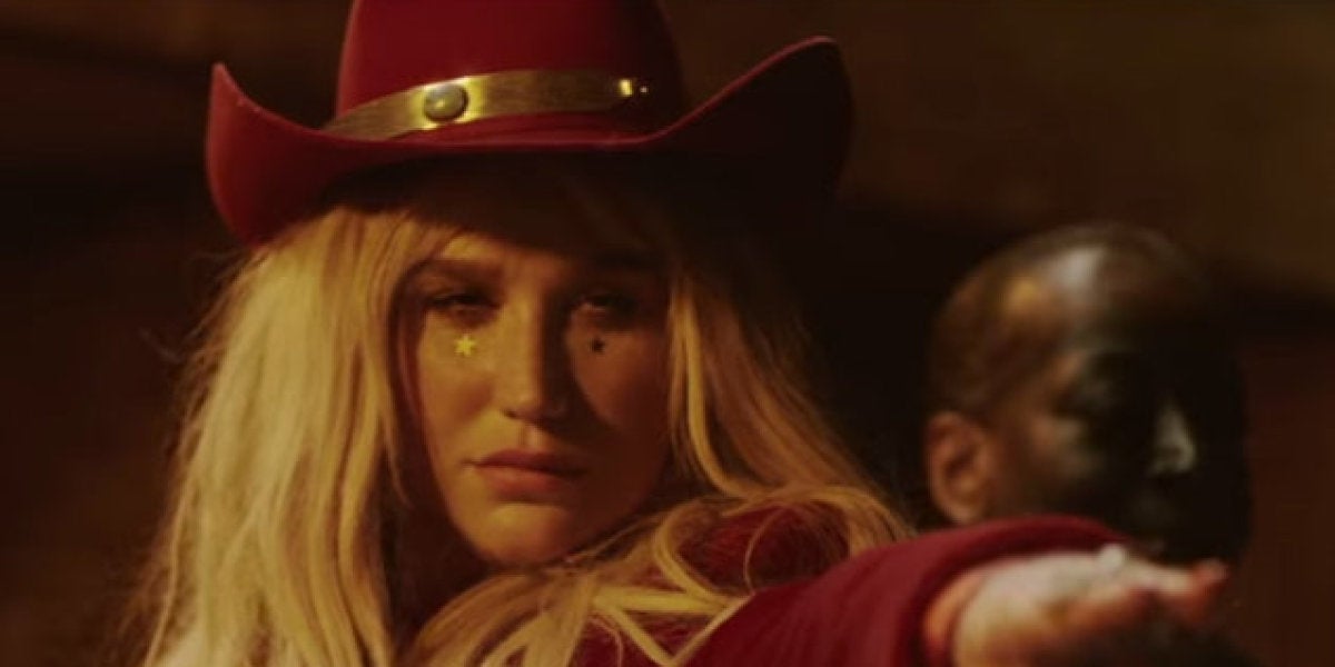 Kesha en el videoclip de 'Woman'