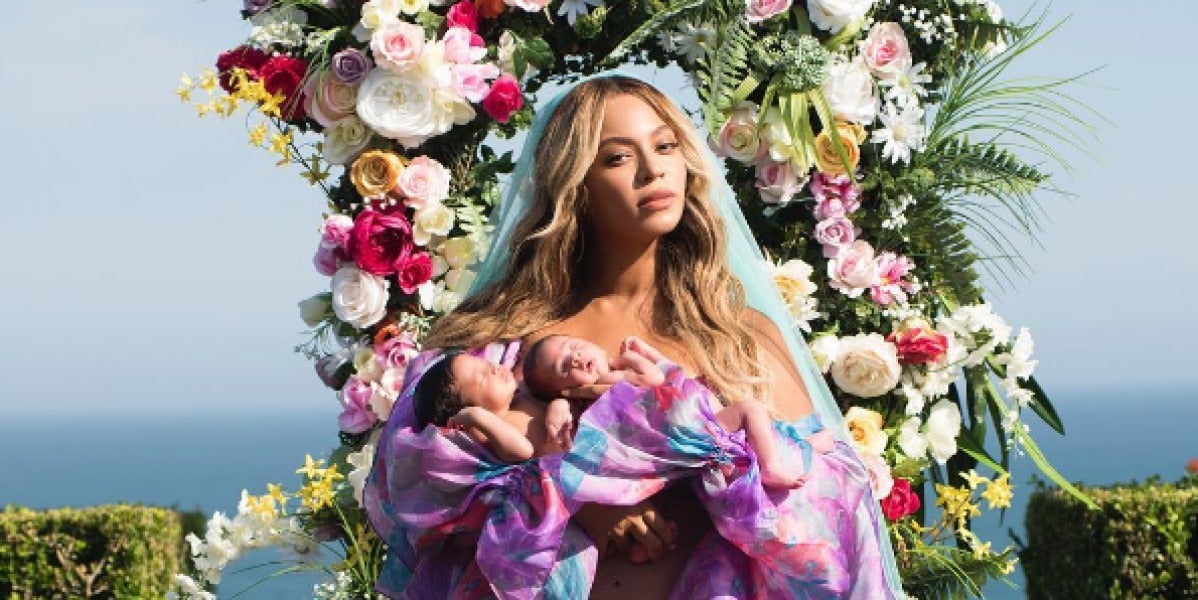 Beyoncé con sus gemelos Sir Carter y Rumi en brazos