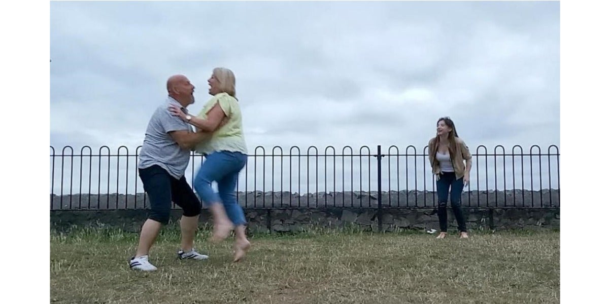 Una pareja se queda inconsciente al intentar hacer el famoso baile de Dirty Dancing