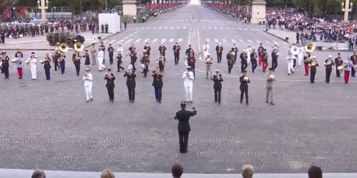 La banda de música del ejército francés toca 'Daft Punk'