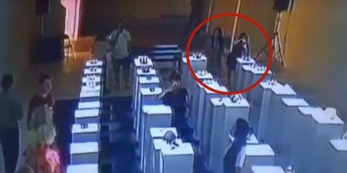 Una mujer destruye tres esculturas de 180.000 euros en una galería de arte al hacerse un selfie