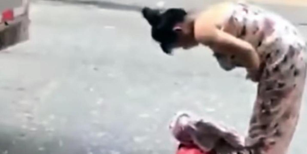 Mujer de parto en plena calle