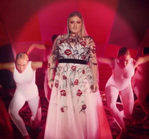 Kelly Clarkson en el videoclip de Love So Soft Kelly Clarkson en el videoclip de Love So Soft