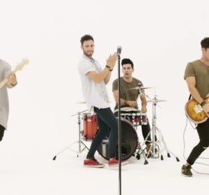 Atacados en el videoclip de 'Felicidad' Atacados en el videoclip de 'Felicidad'