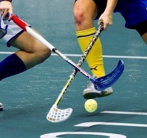 Dos jugadores de floorball Dos jugadores de floorball