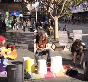 La versión de 'Nothing Else Matters' de Metallica por unos chavales en plena calle La versión de 'Nothing Else Matters' de Metallica por unos chavales en plena calle