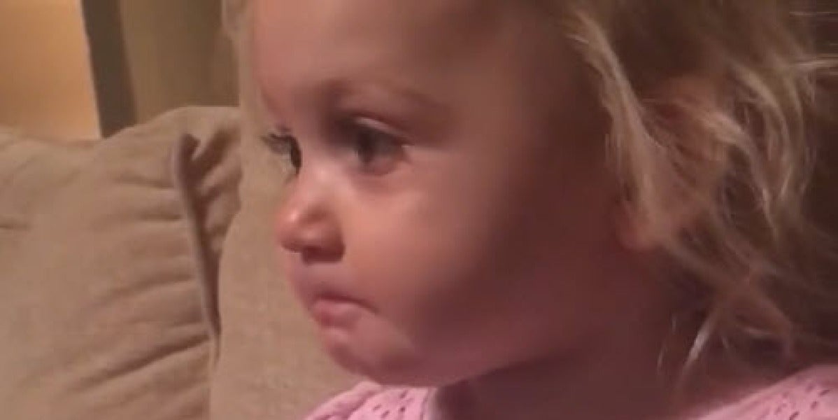 Jentree, de dos años, se emociona viendo una película de dibujos