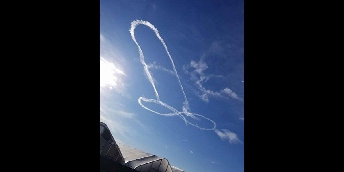 Un piloto dibuja un descomunal pene en el despejado cielo de Washington