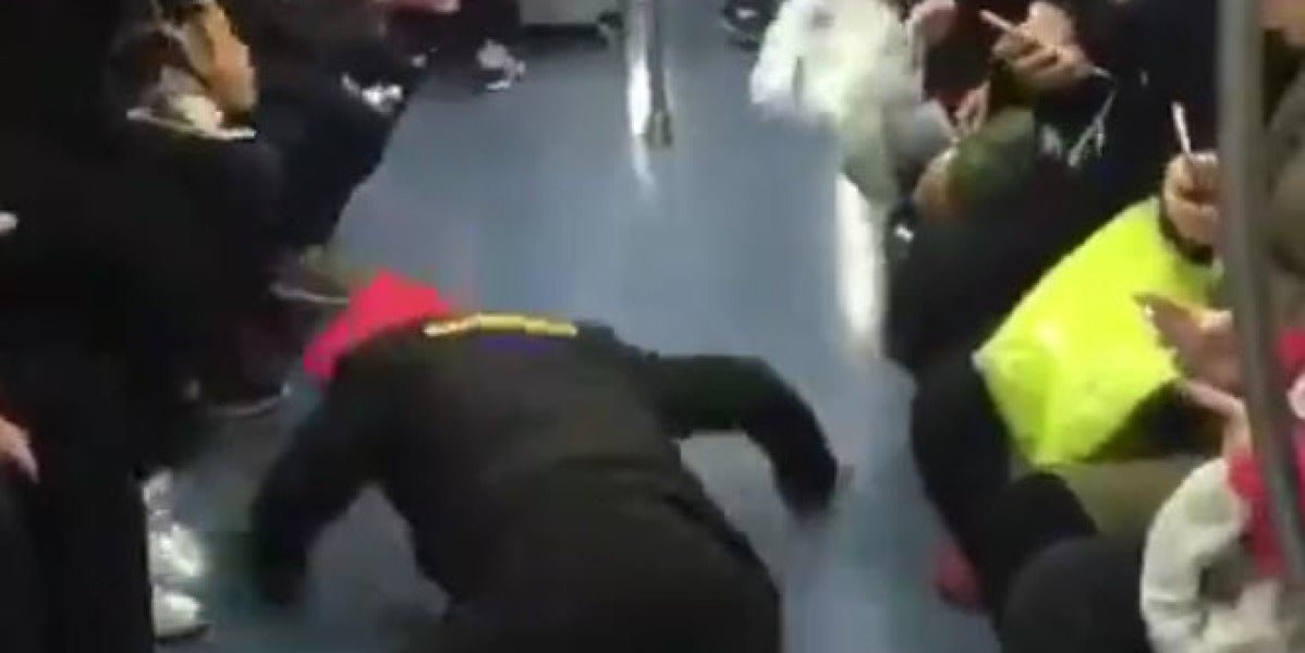 Finge tener convulsiones para poder sentarse en el metro