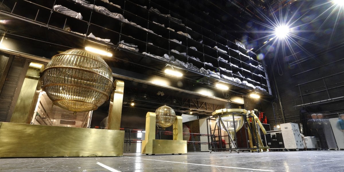 Momento de la instalación de los dos bombos de la Lotería de Navidad en el Teatro Real de Madrid
