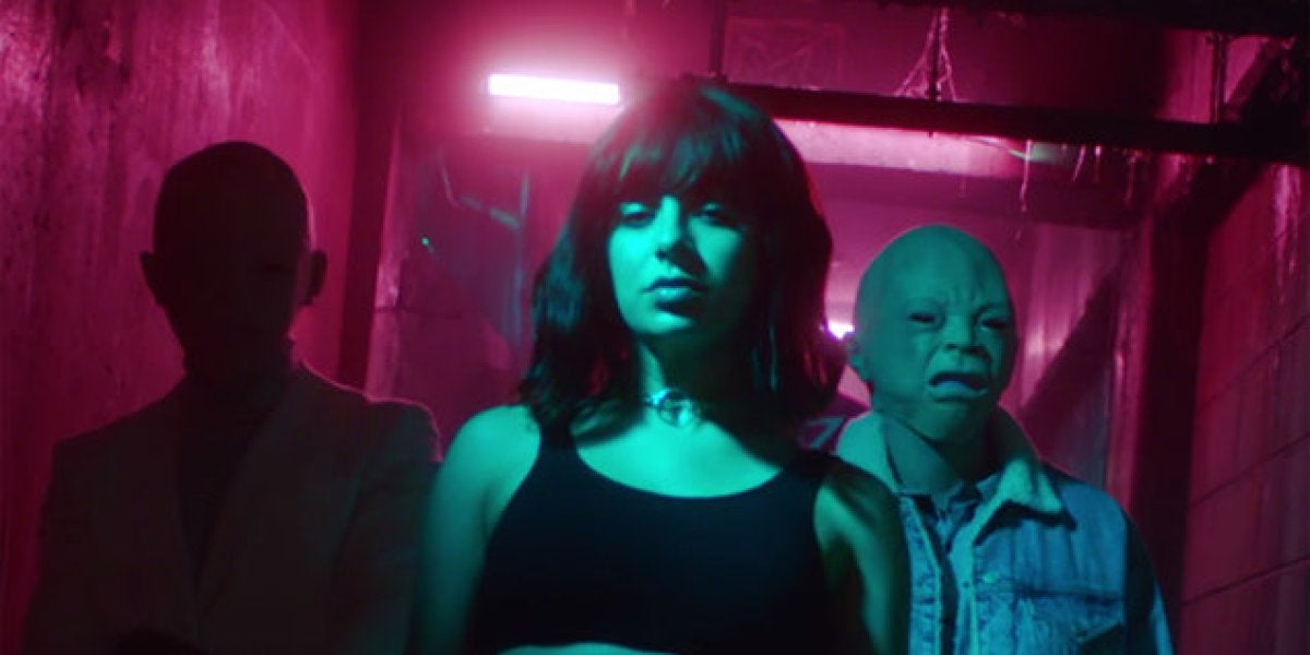 Charlie XCX en el videoclip de 'Dirty Sexy Money'