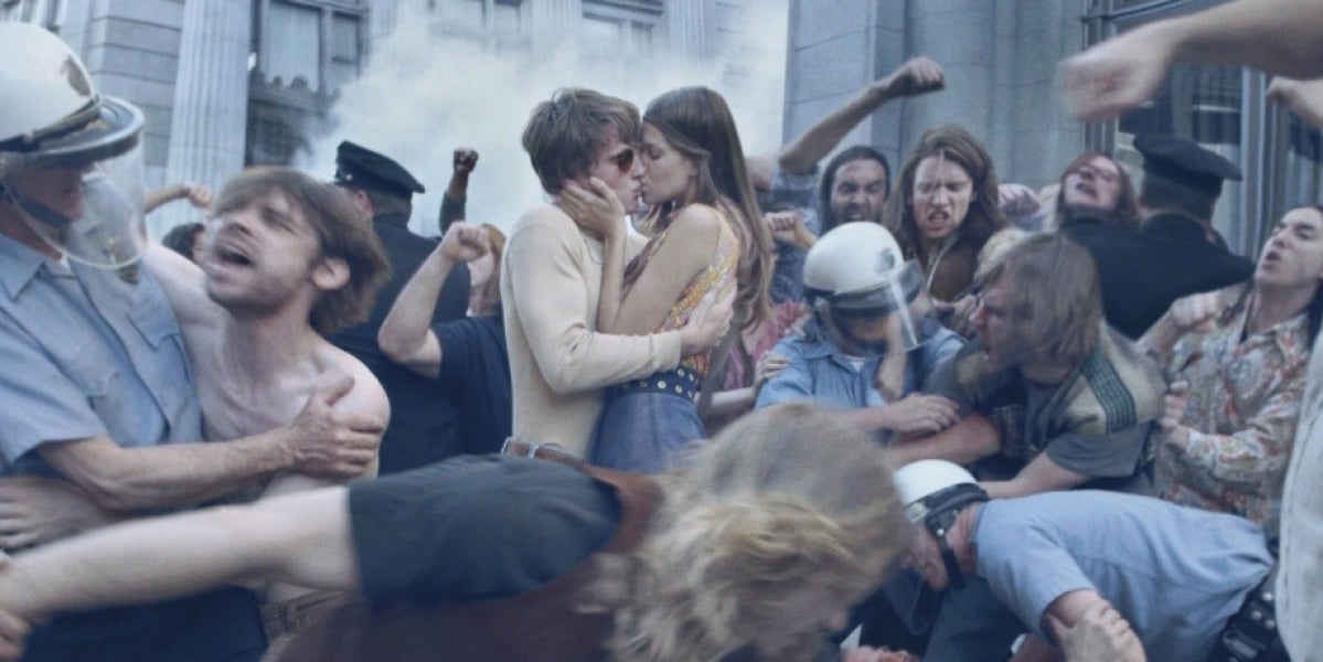 Beso en medio de una manifestación