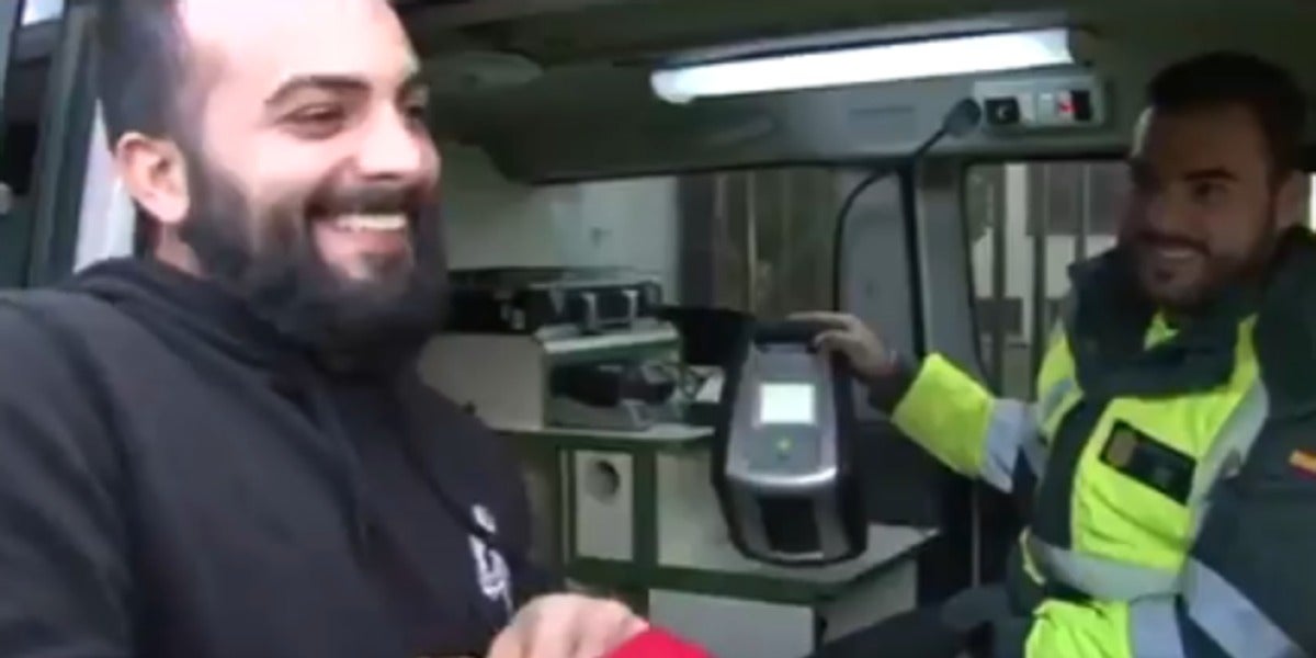 Un chico se somete a un control de drogas de la Guardia Civil