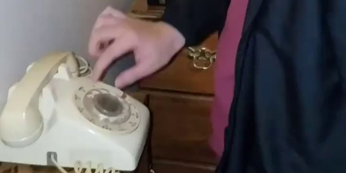 El vídeo de un adolescente intentando utilizar un teléfono antiguo que hará que te sientas muy viejo