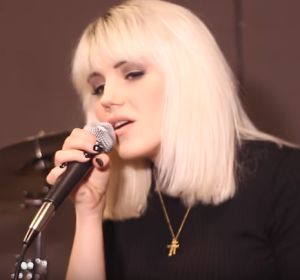 Angy Fernández interpretando el tema 'What About Us', de Pink Angy Fernández interpretando el tema 'What About Us', de Pink