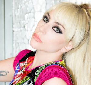 Lady Gaga con un modelo de Versace Lady Gaga con un modelo de Versace