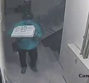 Graban cómo el repartidor se hace selfies mientras “contamina” la pizza Graban cómo el repartidor se hace selfies mientras “contamina” la pizza