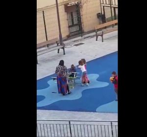 Las dos niñas golpean al menor en un parque de Bilbao Las dos niñas golpean al menor en un parque de Bilbao