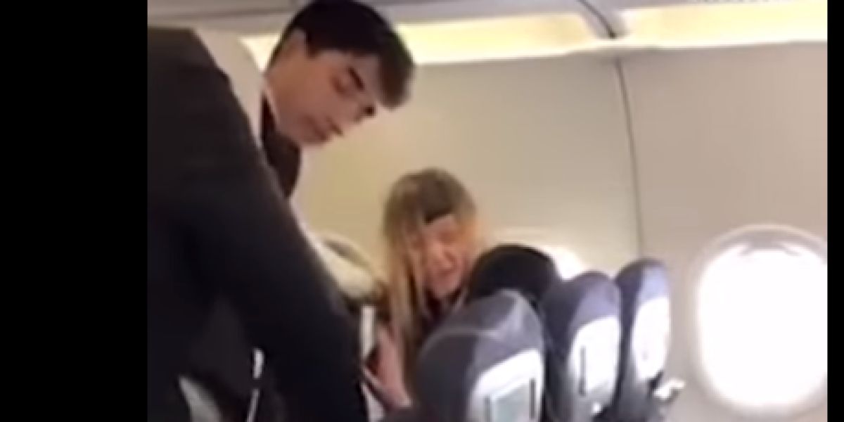 Tres amigas se pasan bebiendo vodka en un avión y terminan peleándose en pleno vuelo