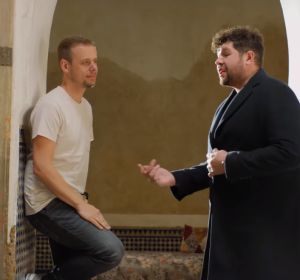 Armin Van Buuren y James Newman en el vídeo de 'Therapy' Armin Van Buuren y James Newman en el vídeo de 'Therapy'