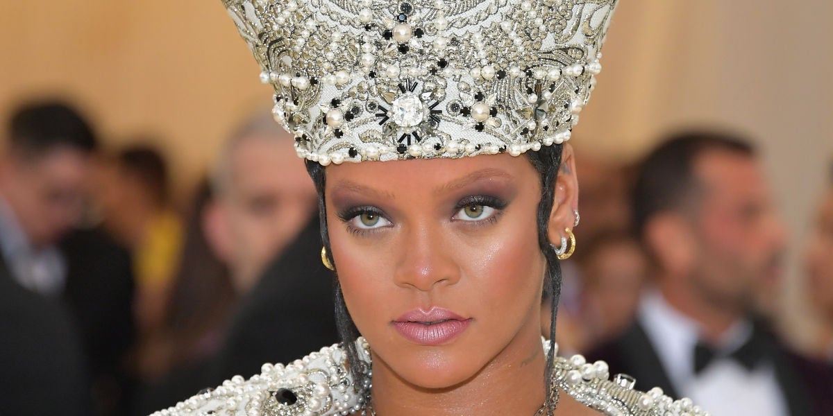 Rihanna con una mitra de perlas en la MET Gala 2018