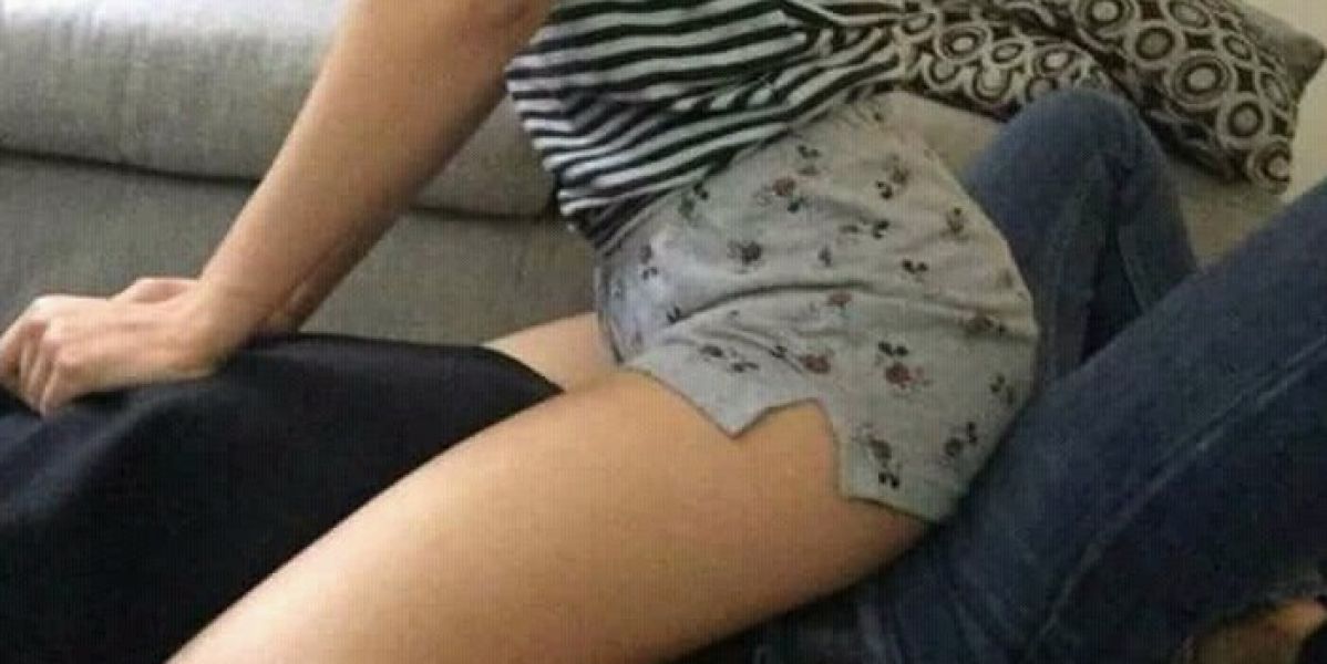 "La posición el la que toda mujer consigue todo", escribía junto a esta imagen en tuitero machista