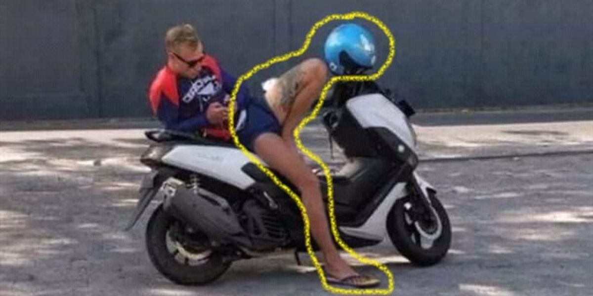 Chica en una moto