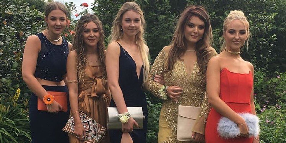 Se cuela con una petaca enorme a su fiesta de graduación