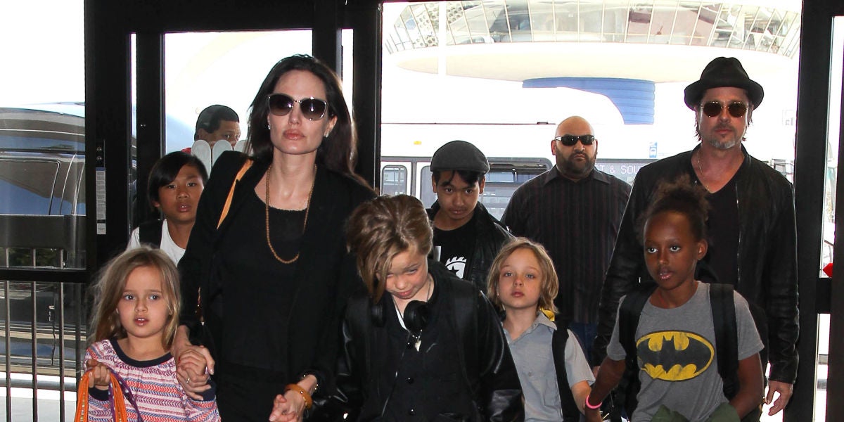 Brad Pitt y Angelina Jolie con sus hijos